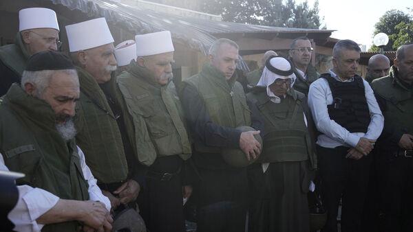 关于以色列人质家属死亡的报道，包括10个月大的人质死亡，给停火谈判蒙上了阴影