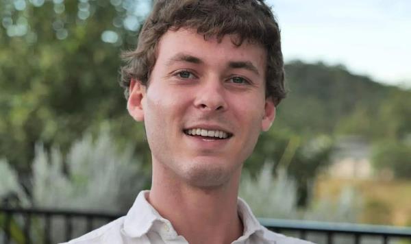 26岁男子在酒吧恐怖斗殴中死亡，只持续了90秒：“他照亮了一个房间”